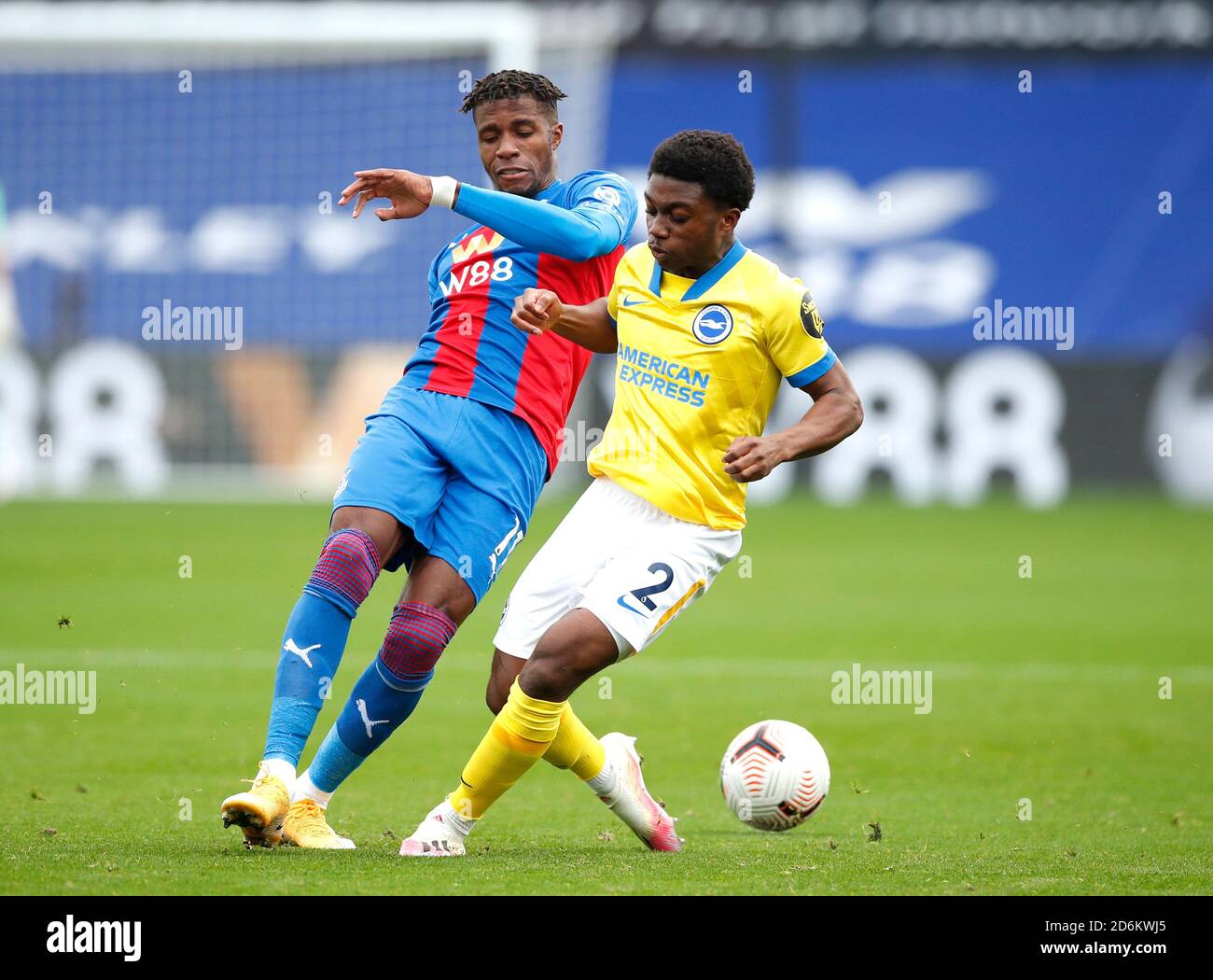Wilfried Zaha di Crystal Palace (a sinistra) e Brighton e la battaglia di Lamptey di Tariq Albion per la palla durante la partita della Premier League a Selhurst Park, Londra. Foto Stock