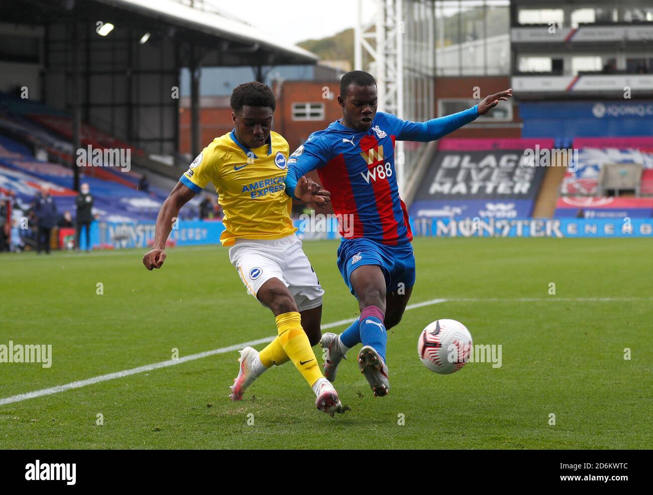 Brighton e Hove Albion's Tariq Lamptey (a sinistra) e Crystal Palace's Tyrick Mitchell durante la partita della Premier League a Selhurst Park, Londra. Foto Stock