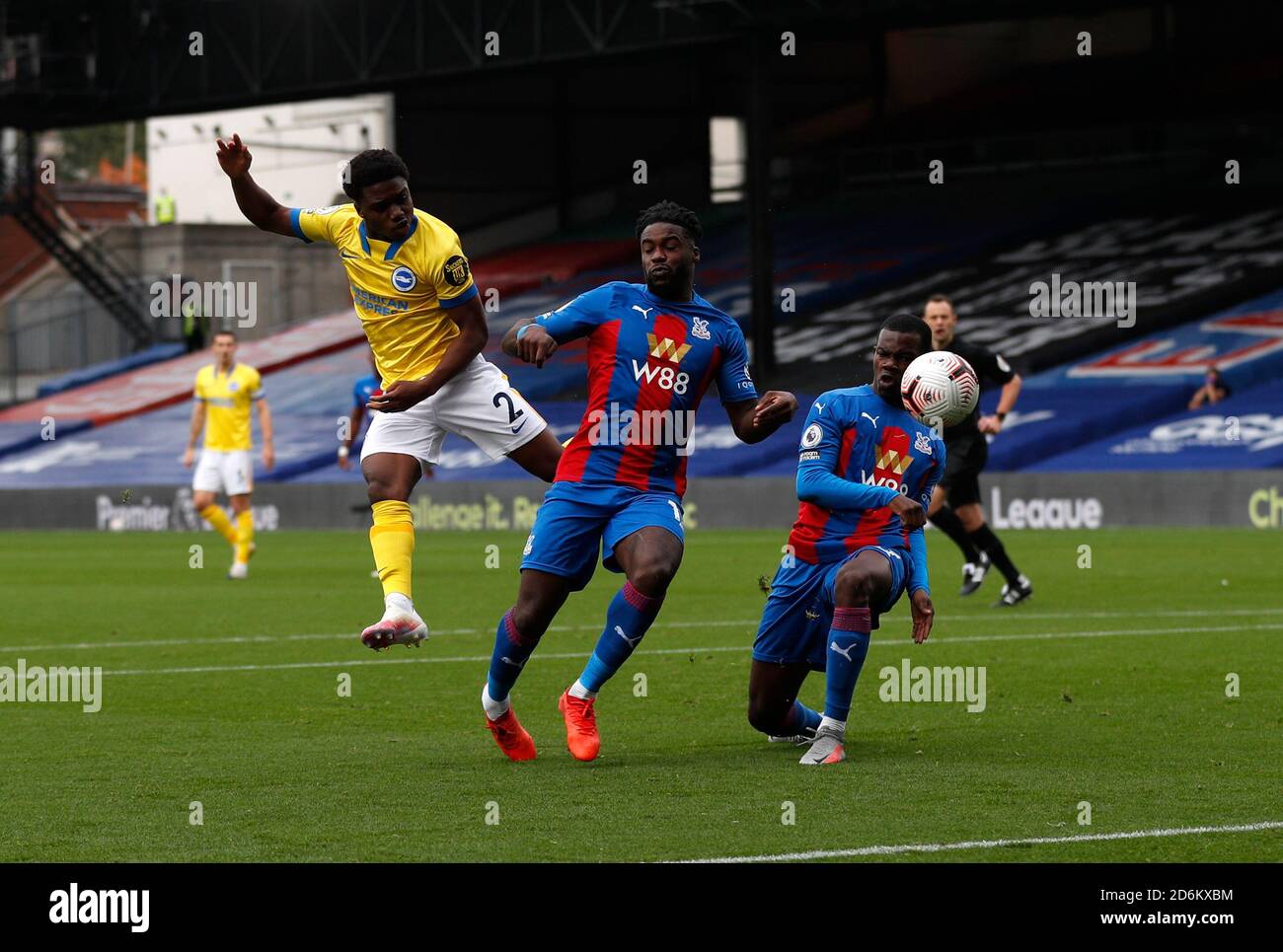 Tariq Lamptey di Brighton e Hove Albion tenta di raggiungere il traguardo durante la partita della Premier League a Selhurst Park, Londra. Foto Stock