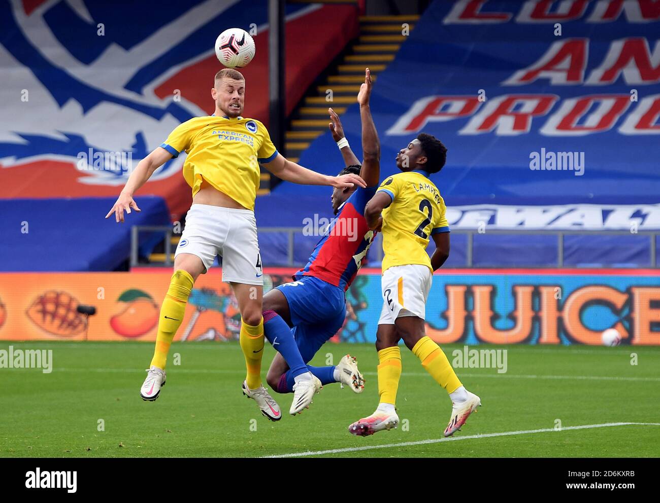 Tariq Lamptey di Brighton e Hove Albion concede una penalità per una sfida su Michy Batshuayi di Crystal Palace durante la partita della Premier League a Selhurst Park, Londra. Foto Stock