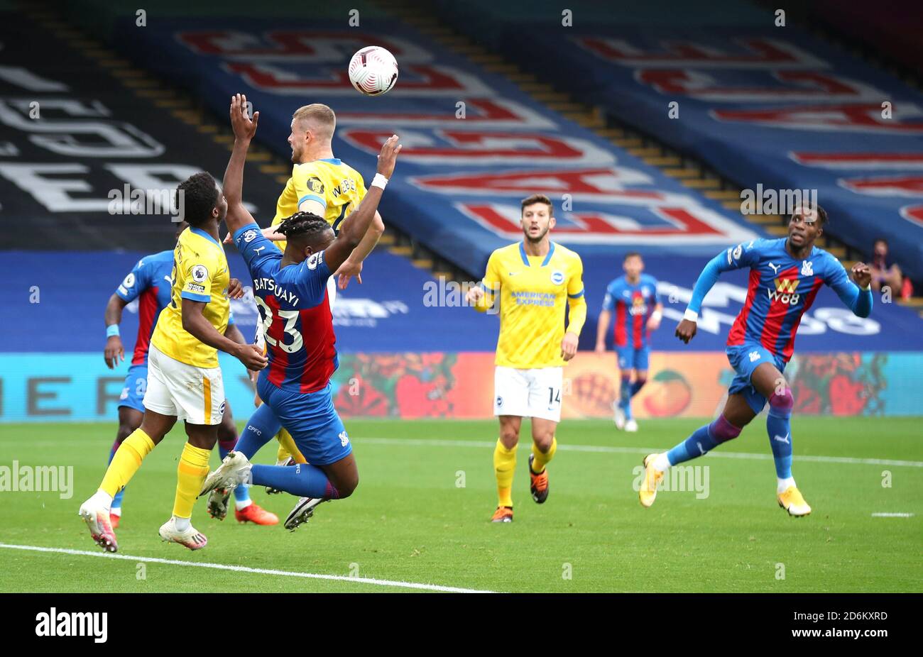 Brighton e Hove Albion's Tariq Lamptey (a sinistra) porta giù Michy Batshuayi di Crystal Palace all'interno del box, con conseguente penalità, durante la partita della Premier League a Selhurst Park, Londra. Foto Stock