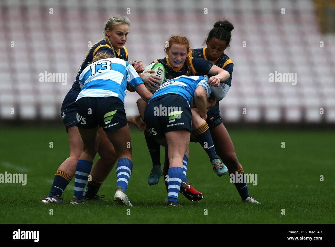 Caity Mattinson of Worcester Warriors Women viene affrontato da Linzi Taylor e Jess Cooksey of Darlington Mowden Park Sharks durante la partita FEMMINILE ALLIANZ PREMIER 15S tra Darlington Mowden Park Sharks e Worcester Warriors presso la Northern Echo Arena di Darlington sabato 17 ottobre 2020. (Credit: Chris Booth | MI News) Credit: MI News & Sport /Alamy Live News Foto Stock