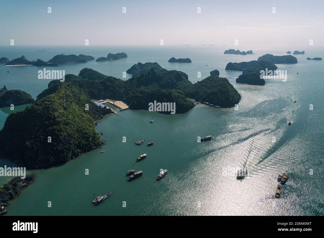 Ha Long Bay, Cat Ba Island, Vietnam, dragon Bay discendente Asia Aerial Drone Photo View Foto Stock