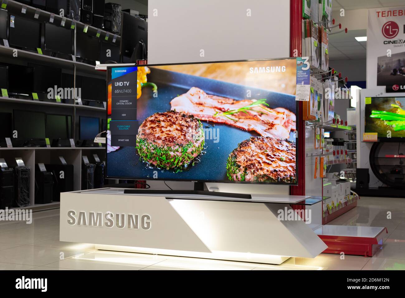 Tiraspol, Moldavia - 19 gennaio 2019: Televisori Samsung UHDTV al negozio  di elettronica Hi-tech a Tiraspol. Funzione attiva su tv Clean Cable  Solution Foto stock - Alamy