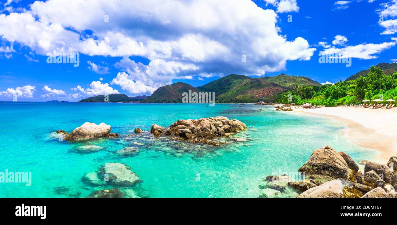 Splendido paesaggio tropicale - spiaggia panoarmica, isola di Mahe, Seychelles Foto Stock