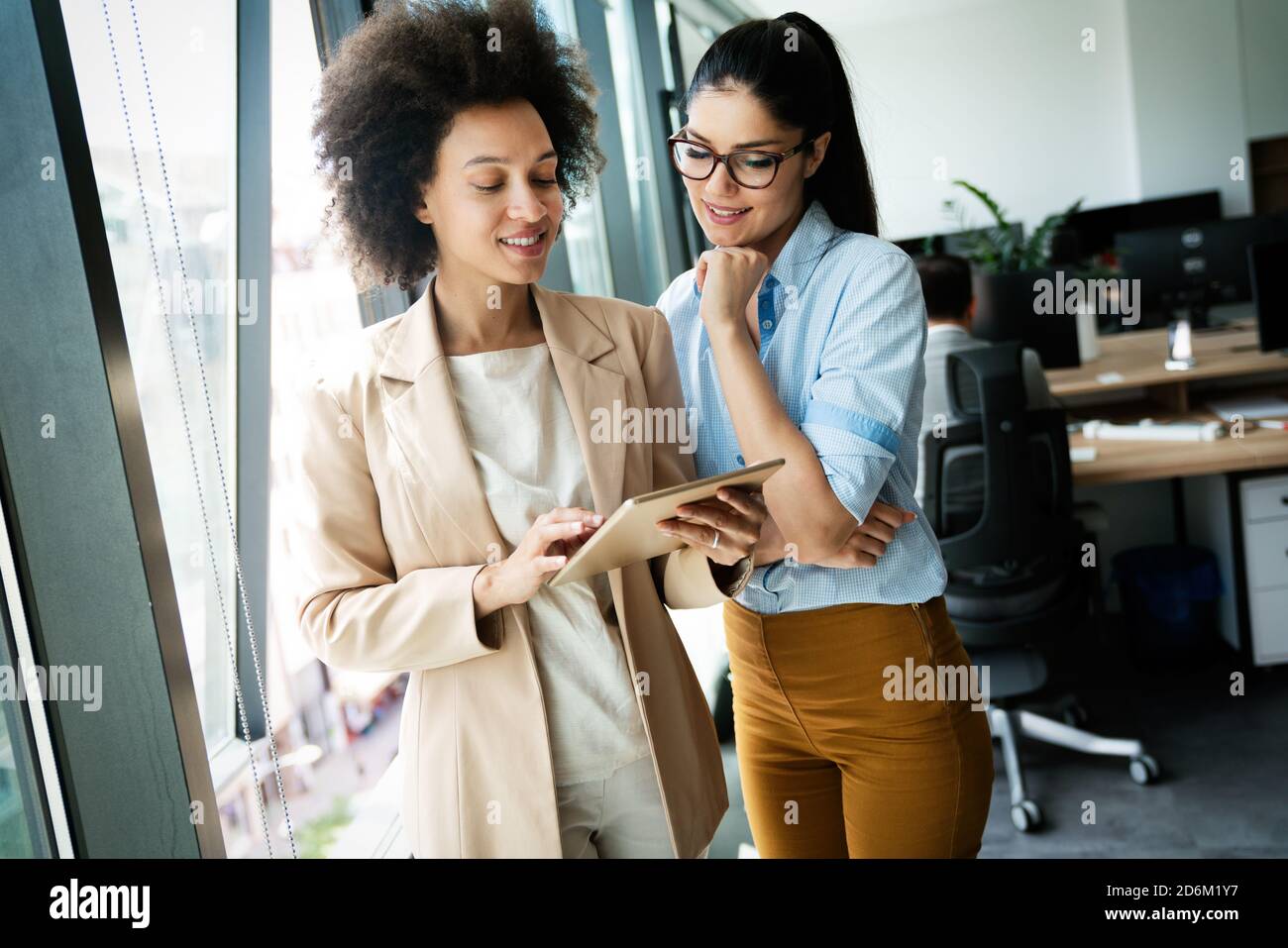 Programmatore pagine lavora in un software di società in via di sviluppo Foto Stock