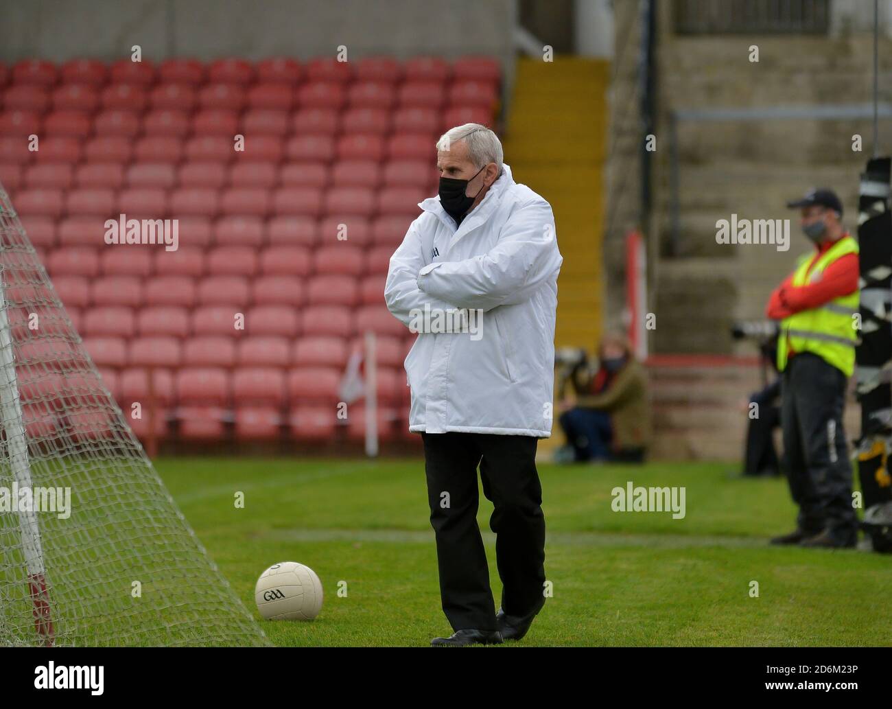 Combini l'umpire che indossa le maschere al campionato interregionale di calcio gaelico gioco tra Derry e Longford in Celtic Park, 17 ottobre 2020. ©George Sweeney / Alamy Stock Foto Foto Stock
