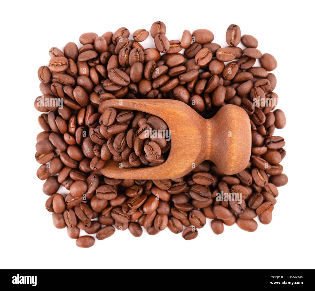 Chicchi di caffè isolati su sfondo bianco. Chicchi di caffè arabica arrosto in paletta di legno. Vista dall'alto. Foto Stock