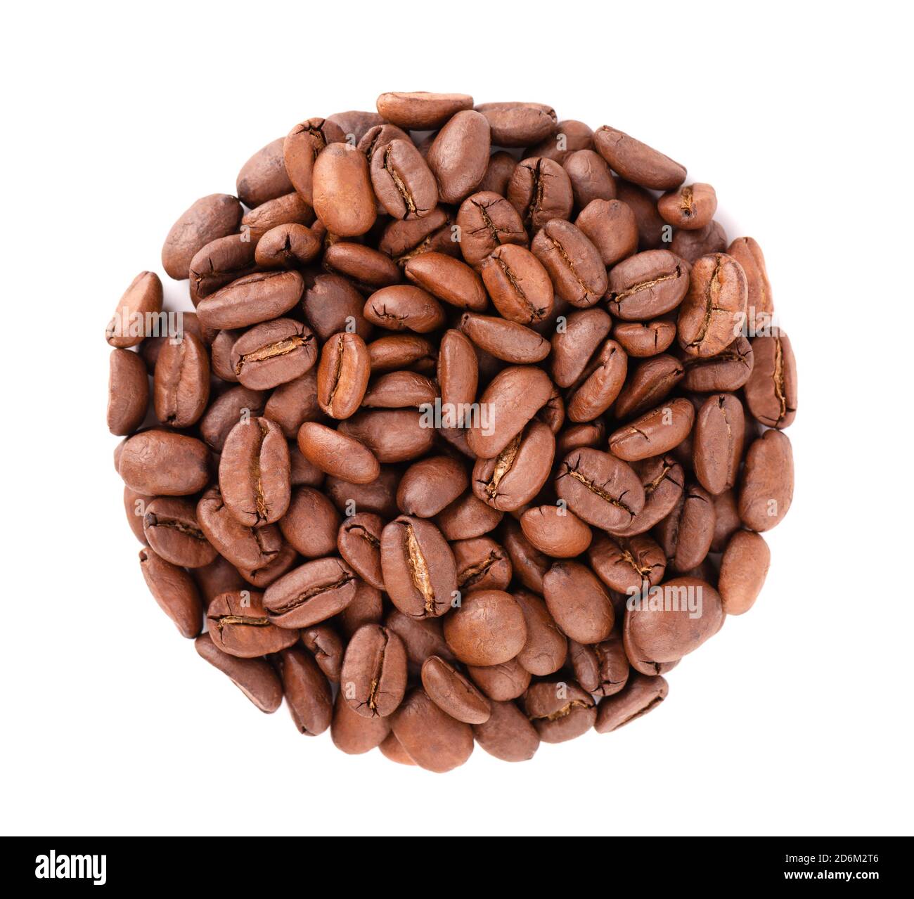 Chicchi di caffè isolati su sfondo bianco. Chicchi di caffè arabica arrosto. Vista dall'alto. Foto Stock