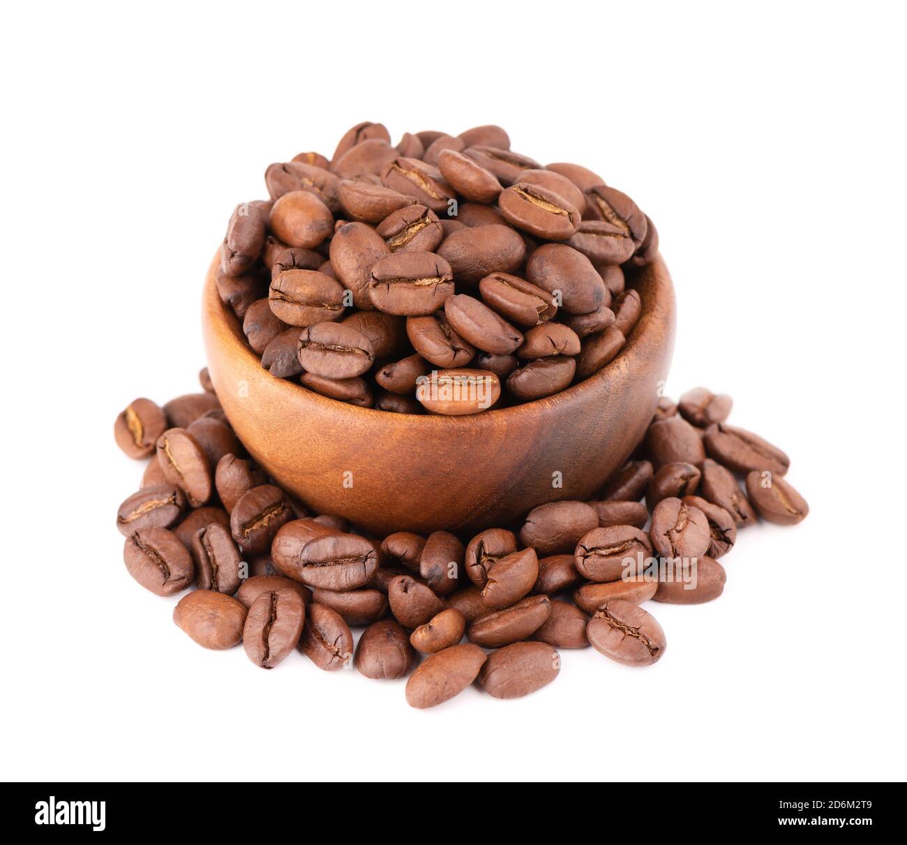 Chicchi di caffè in un recipiente di legno isolato su sfondo bianco. Chicchi di caffè arabica arrosto. Foto Stock