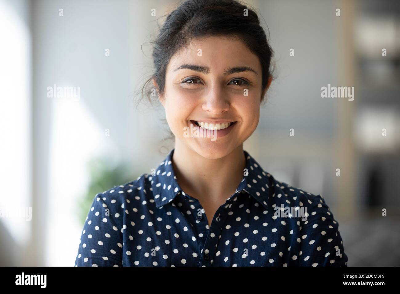 Headshot ritratto attraente sorridente ragazza indiana guardando la macchina fotografica Foto Stock