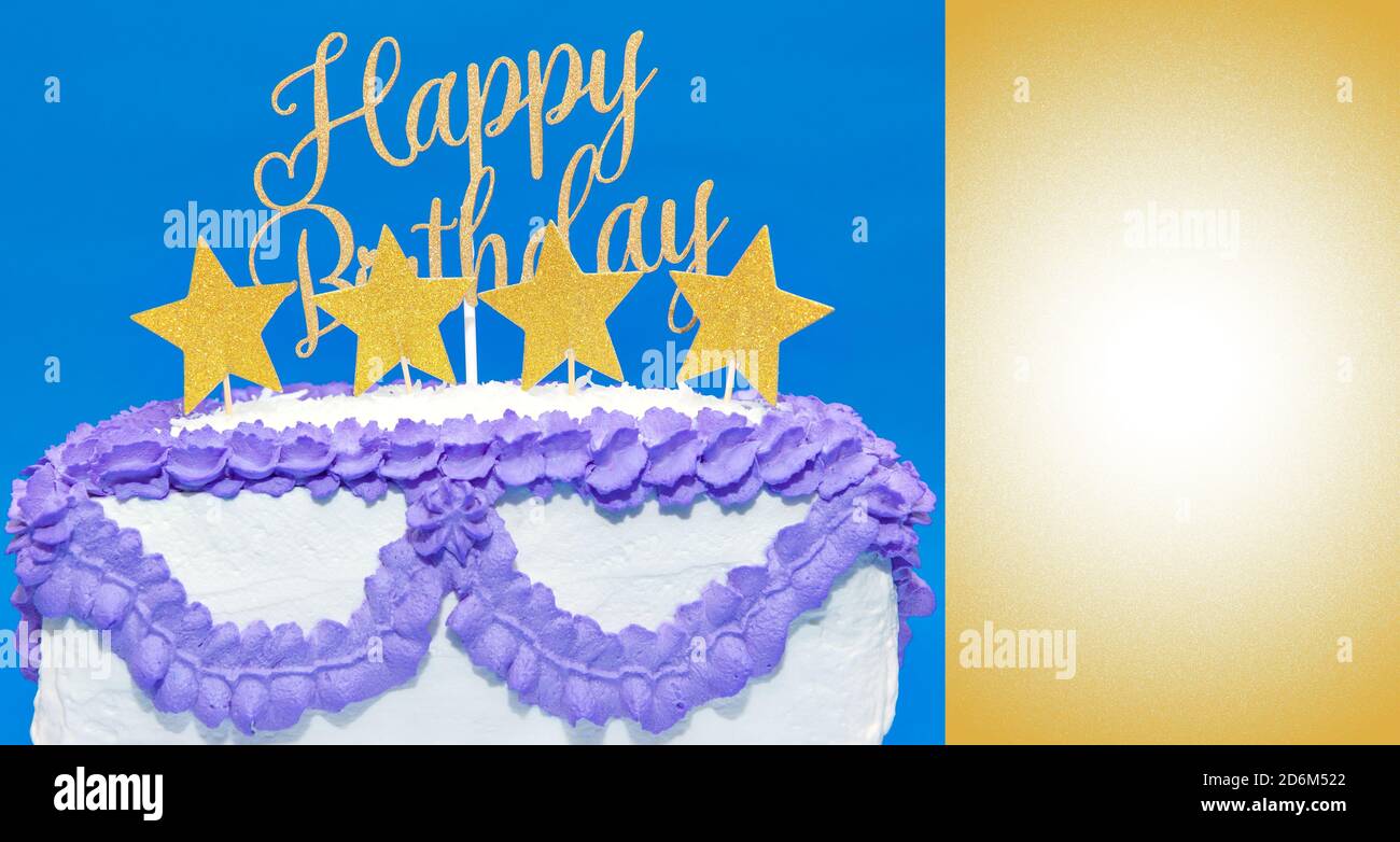 Illustrazione torta di compleanno. Buon compleanno scritto in lettere gialle con forme a stella. Isolato su sfondo blu. Biglietto d'auguri con spazio per la copia. Foto Stock