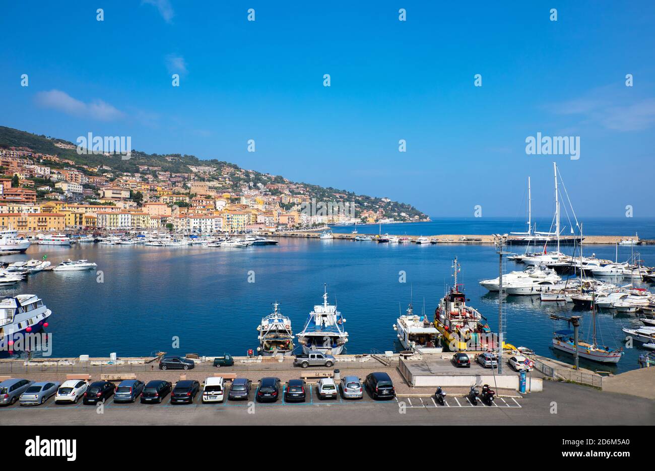 Porto Santo Stefano, Italia - 3 luglio 2018: Vista panoramica del porto con imbarcazioni da diporto Foto Stock