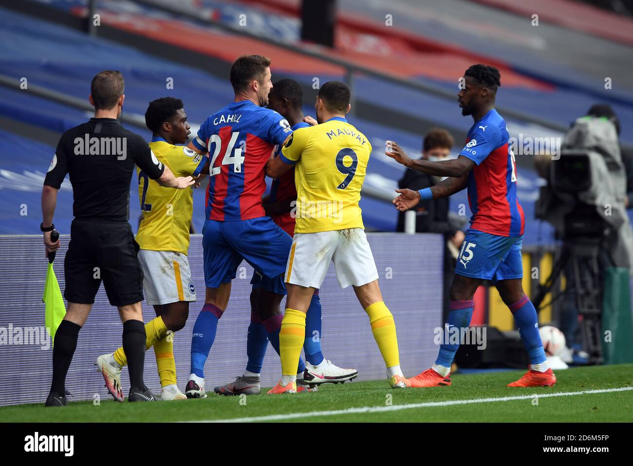 I tentatori si lanciano tra Tariq Lamptey di Brighton e Hove Albion (a sinistra) e Tyrick Mitchell di Crystal Palace durante la partita della Premier League a Selhurst Park, Londra. Foto Stock