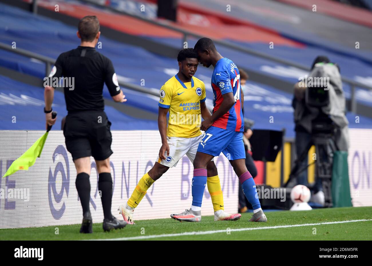 I tentatori si lanciano tra Tariq Lamptey di Brighton e Hove Albion (a sinistra) e Tyrick Mitchell di Crystal Palace durante la partita della Premier League a Selhurst Park, Londra. Foto Stock