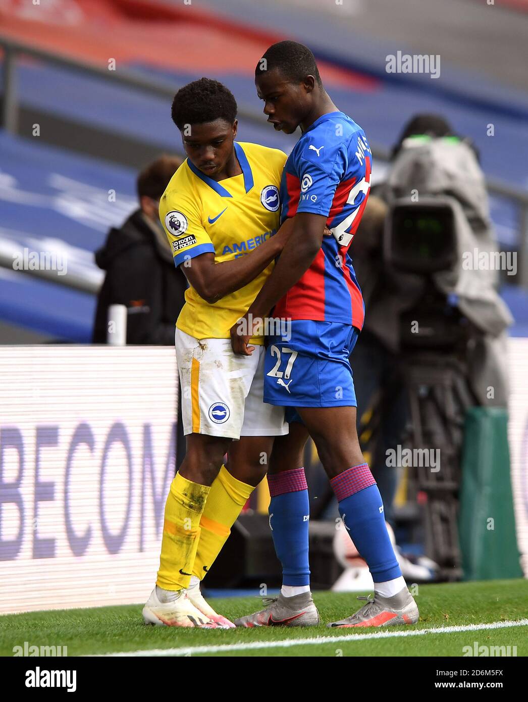 I tentatori si lanciano tra Tariq Lamptey di Brighton e Hove Albion (a sinistra) e Tyrick Mitchell di Crystal Palace durante la partita della Premier League a Selhurst Park, Londra. Foto Stock