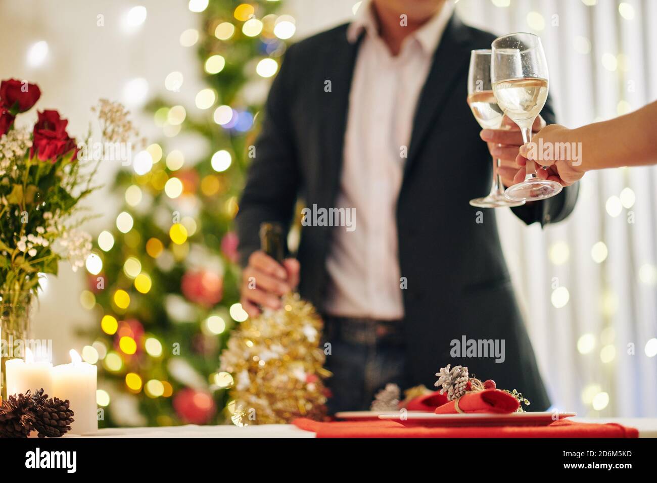Coppia di bicchieri di champagne in clinking Foto Stock