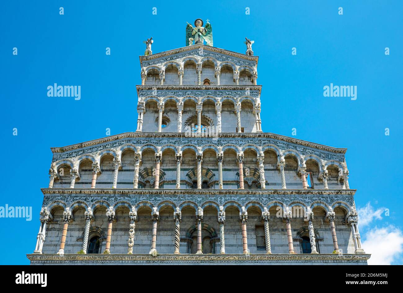 Lucca, vista verso l'alto della facciata della chiesa di San Michele in Foro Foto Stock