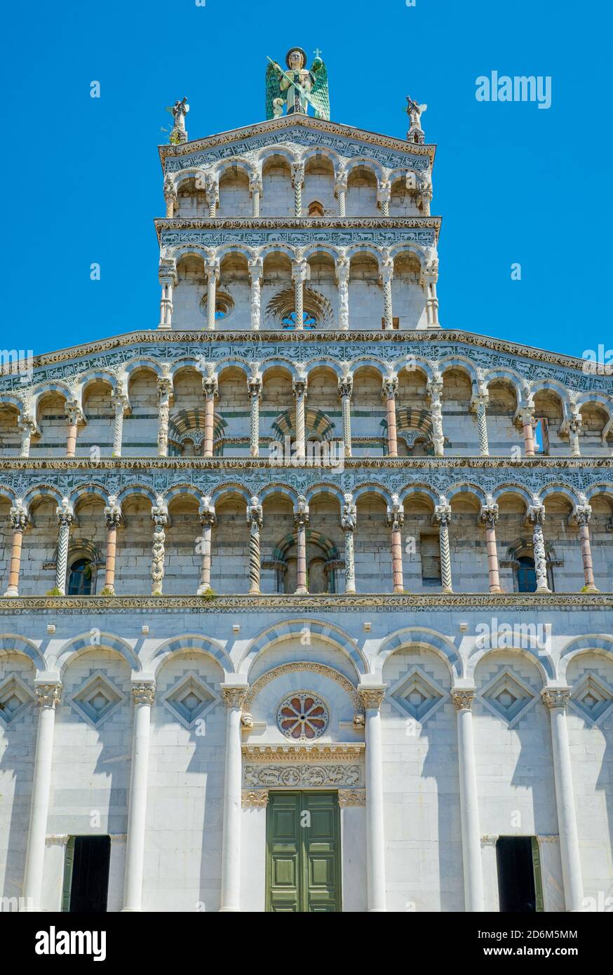 Lucca, vista verso l'alto della facciata della chiesa di San Michele in Foro Foto Stock