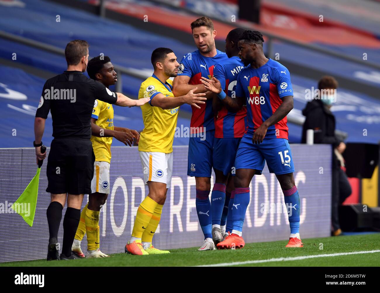 I tentatori si lanciano tra Tariq Lamptey di Brighton e Hove Albion (a sinistra) e Tyrick Mitchell di Crystal Palace durante la partita della Premier League a Selhurst Park, Londra. Foto Stock