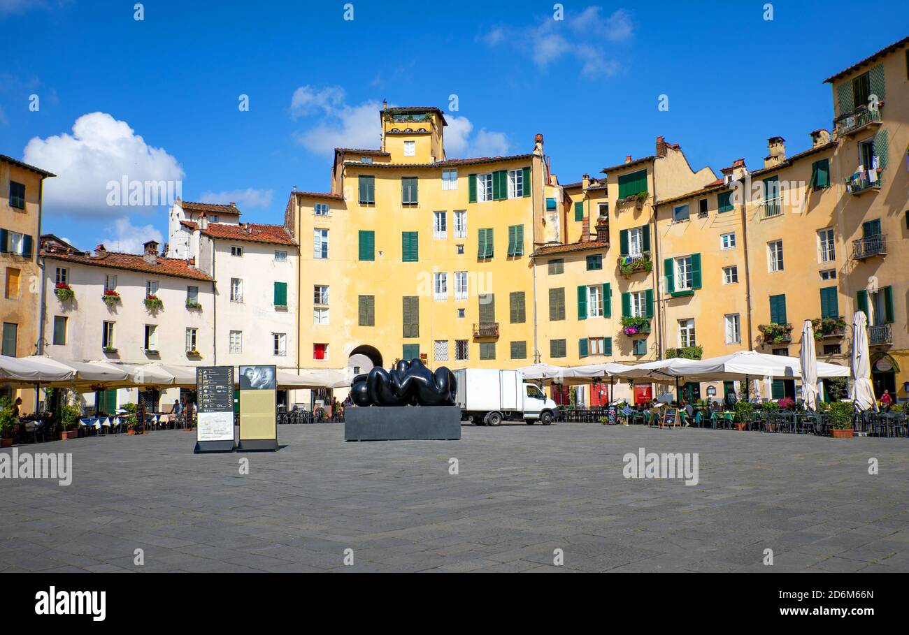 Lucca, Italia - 5 giugno 2018 : le architetture allestite in un emiciclo di piazza Anfiteatro Foto Stock