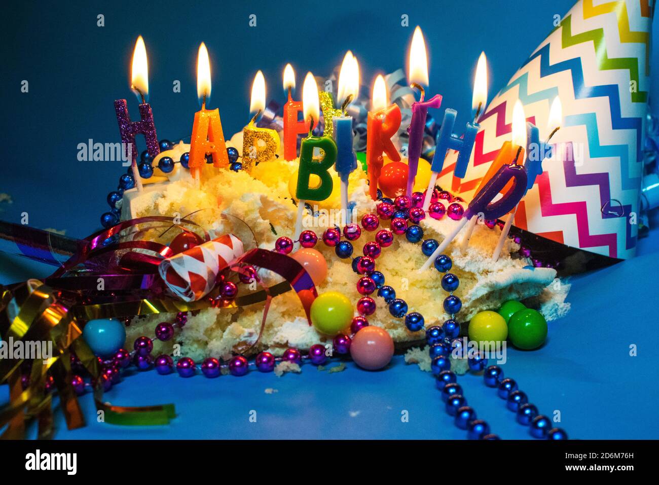 una torta di compleanno schiacciata con candele accese Foto Stock