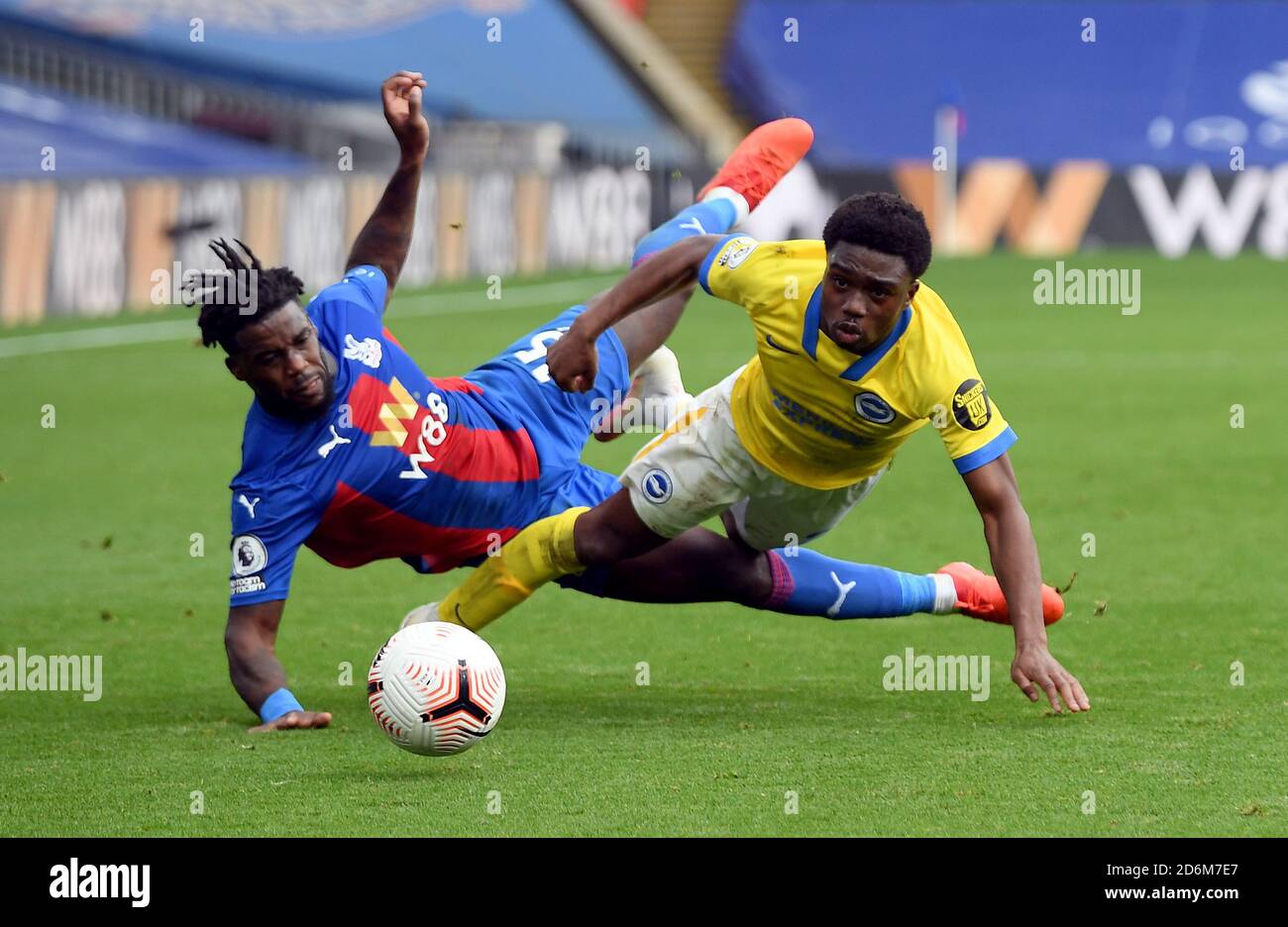 Brighton e Hove Albion's Tariq Lamptey e Jeffrey Schlupp di Crystal Palace (a sinistra) combattono per la palla durante la partita della Premier League a Selhurst Park, Londra. Foto Stock