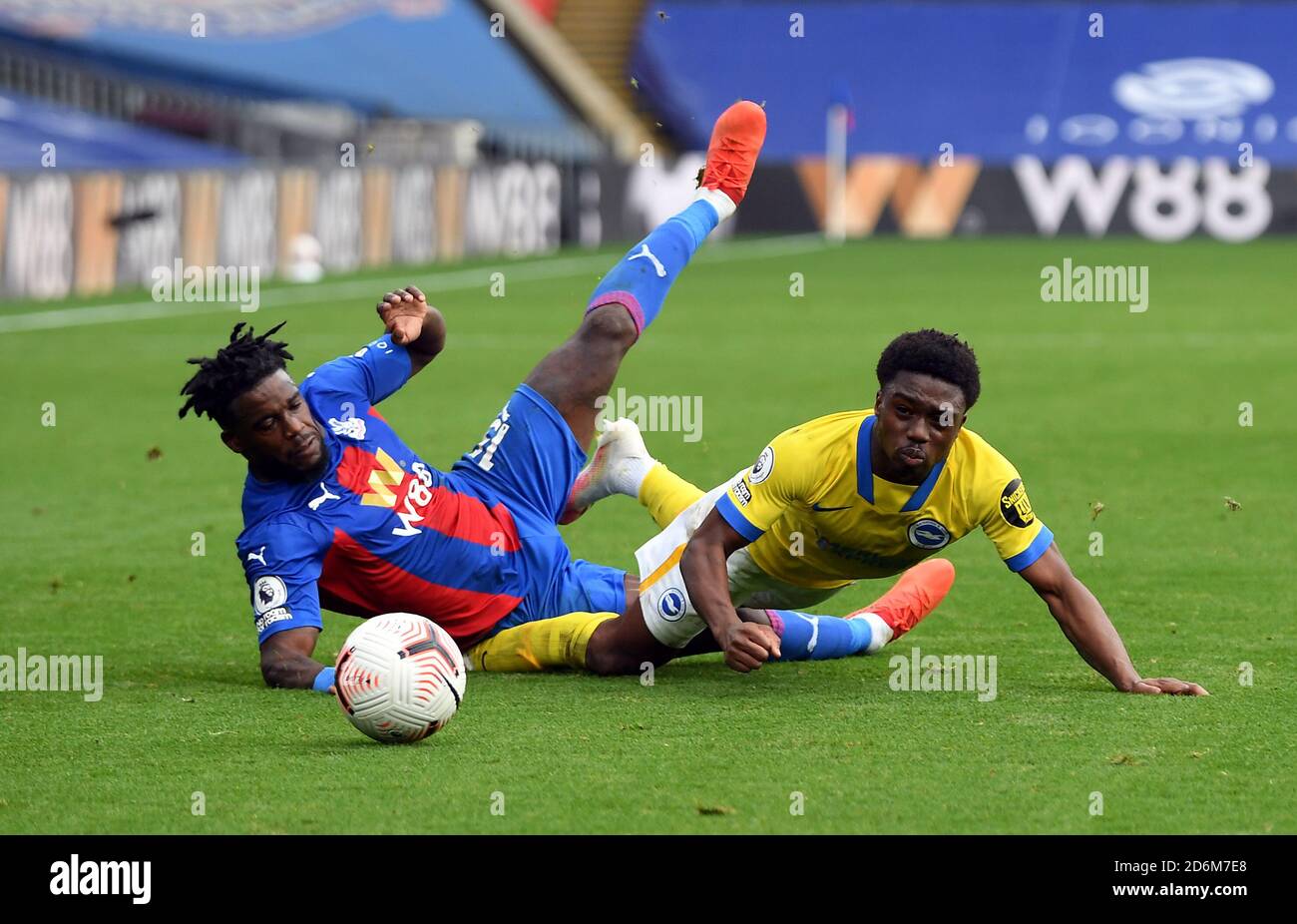 Brighton e Hove Albion's Tariq Lamptey e Jeffrey Schlupp di Crystal Palace (a sinistra) combattono per la palla durante la partita della Premier League a Selhurst Park, Londra. Foto Stock