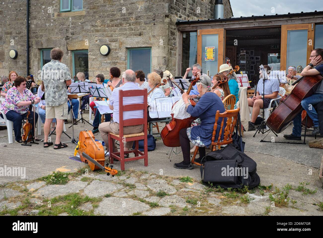 La Nidderdale Community Orchestra suona all'aperto per il loro concerto estivo di stravaganza Foto Stock