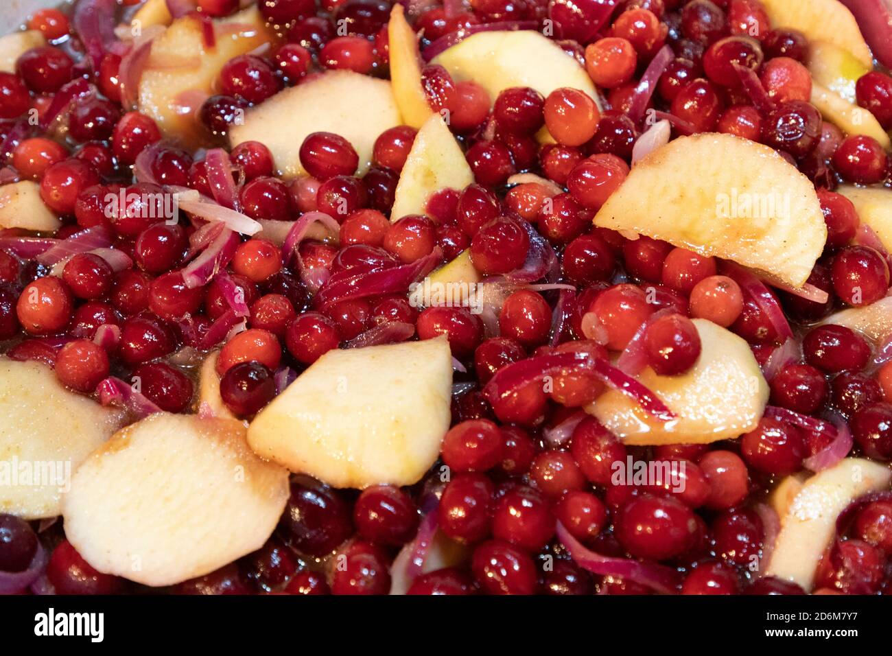 Padella di mirtilli rossi, fette di mela e cipolle rosse a fette Foto Stock