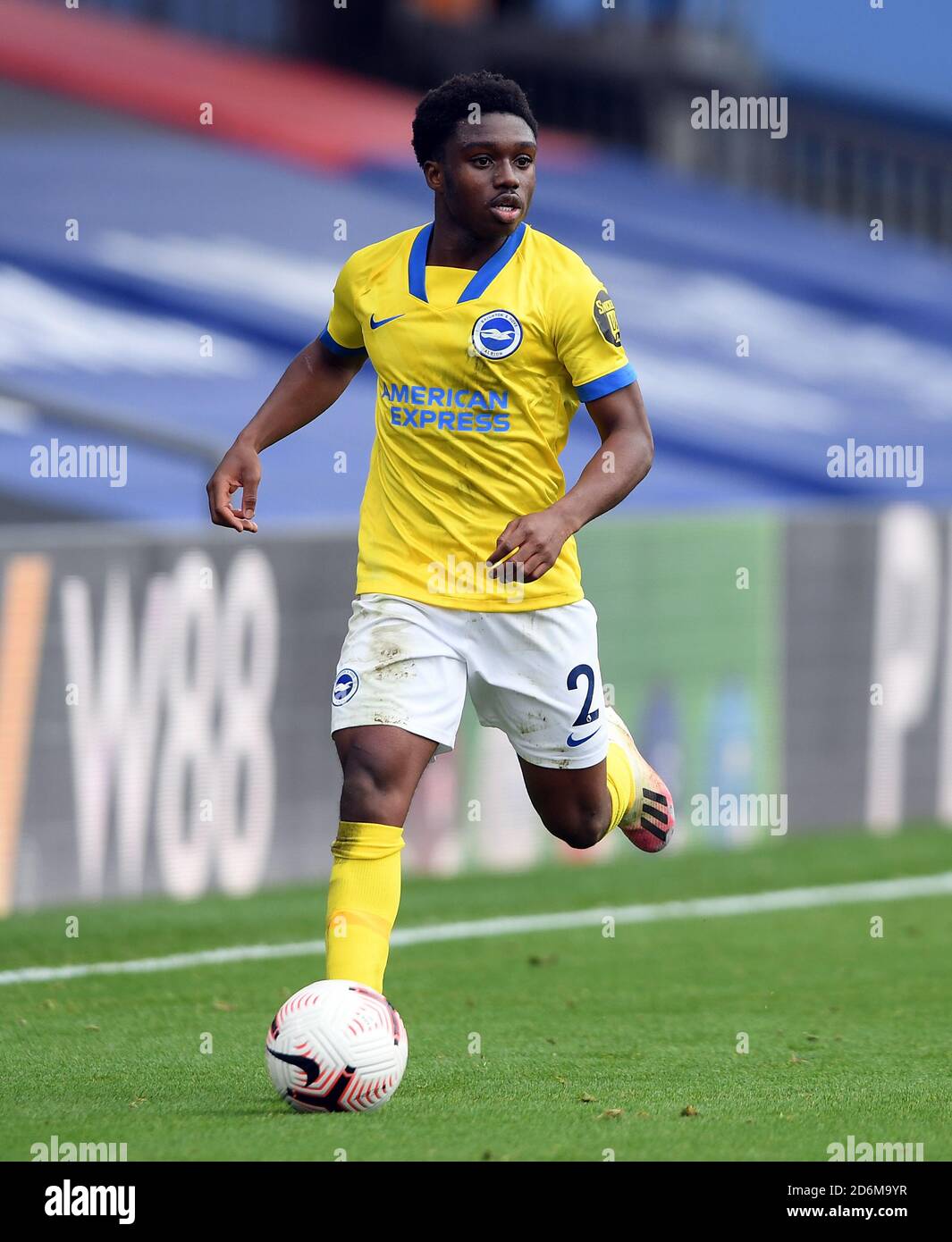 Brighton e Hove Albion's Tariq Lamptey durante la partita della Premier League a Selhurst Park, Londra. Foto Stock