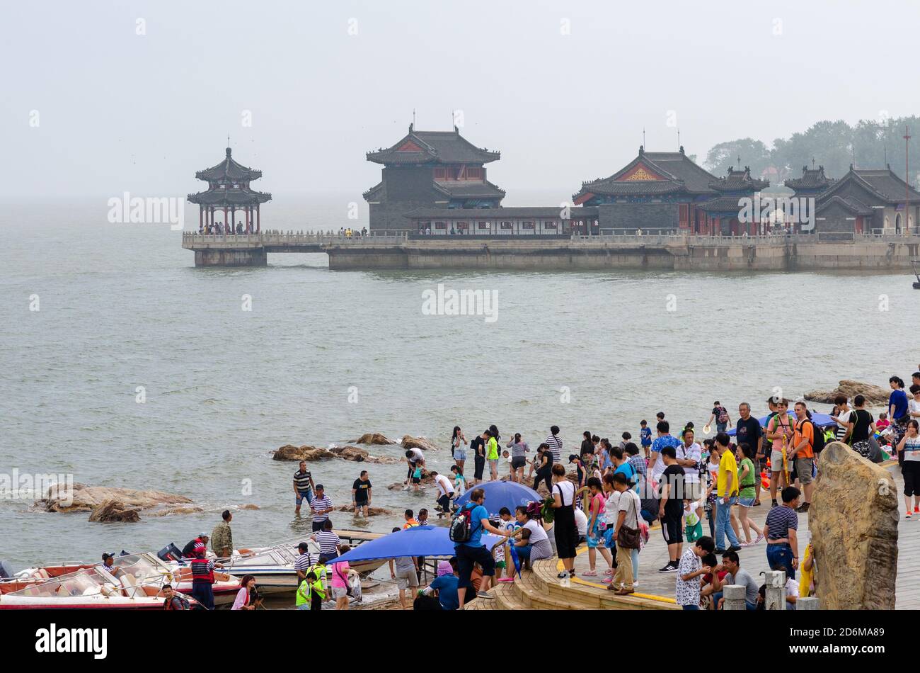 Qinhuangdao / Cina - 23 luglio 2016: Laolongtou Grande Muraglia (Old Dragon's Head) zona panoramica, dove la Grande Muraglia della Cina incontra il Mare di Bohai Foto Stock