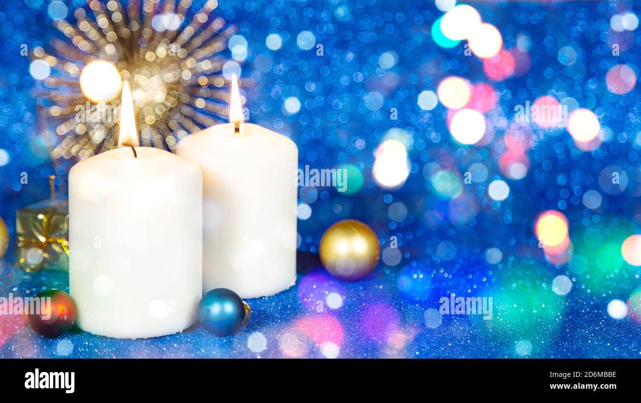 Capodanno e decorazione di Natale con candele brucianti Foto Stock