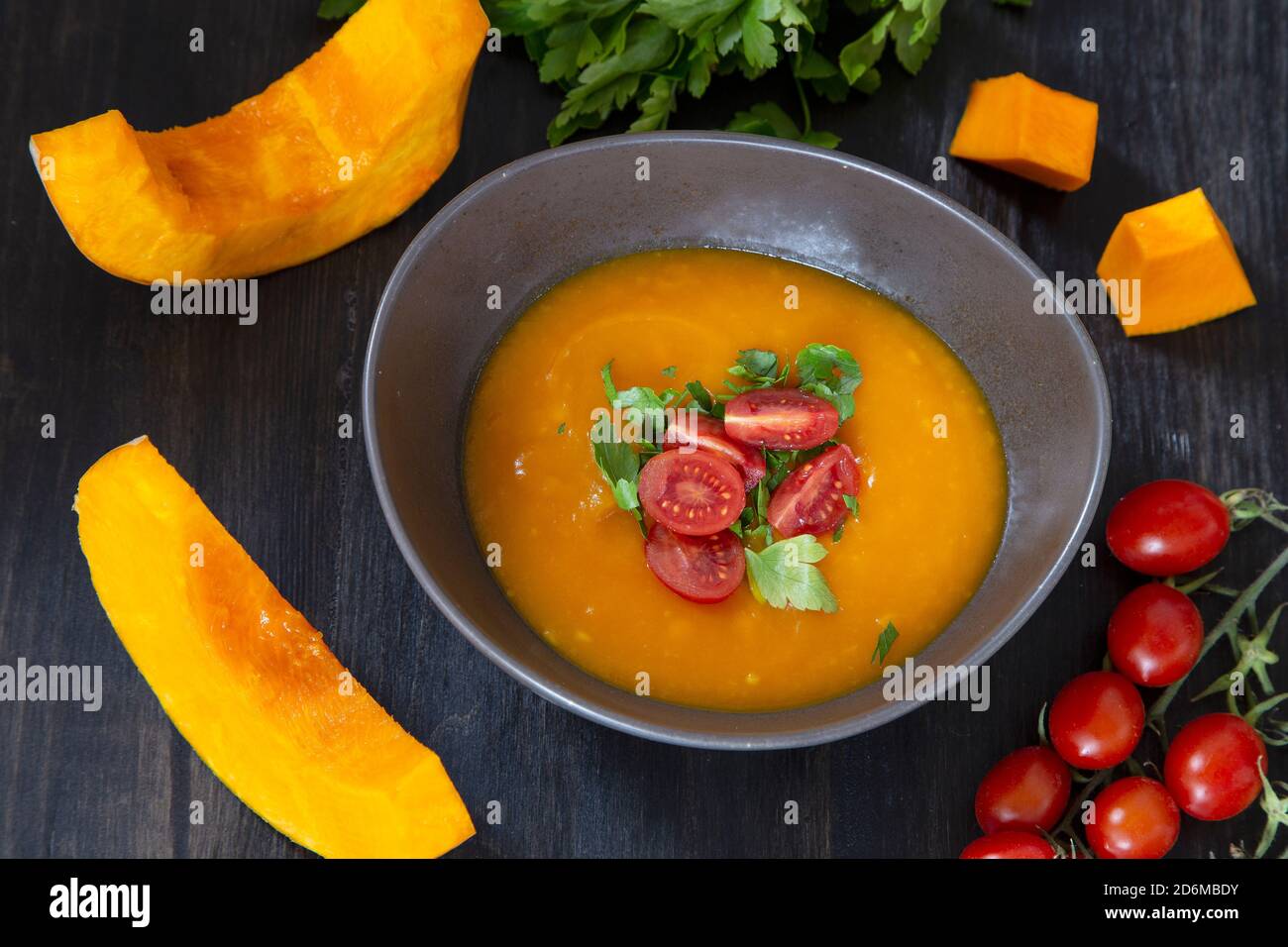 Zuppa di zucca in una ciotola di ceramica - vista superiore Foto Stock