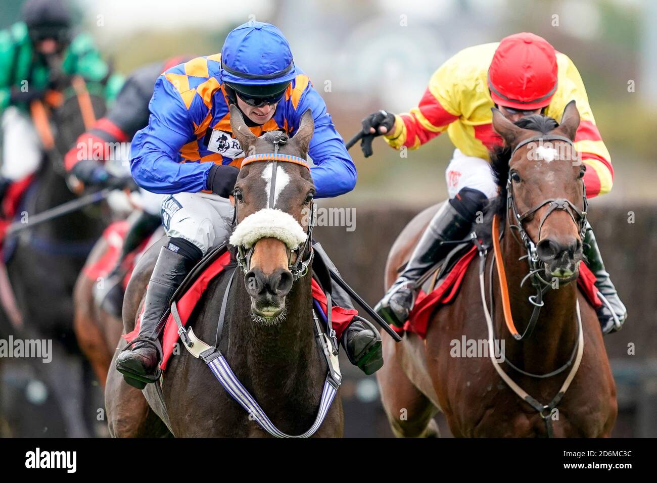 Pontresina guidata da Jonathan Burke (a sinistra) libera l'ultimo a vincere la Racing TV handicap Chaseat Kempton Park Racecourse. Foto Stock