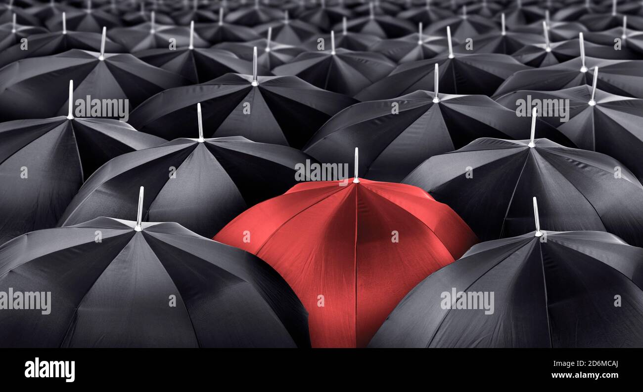 Diverso, unico e che si distingue dalla folla ombrello rosso. Leader o essere concetto diverso Foto Stock