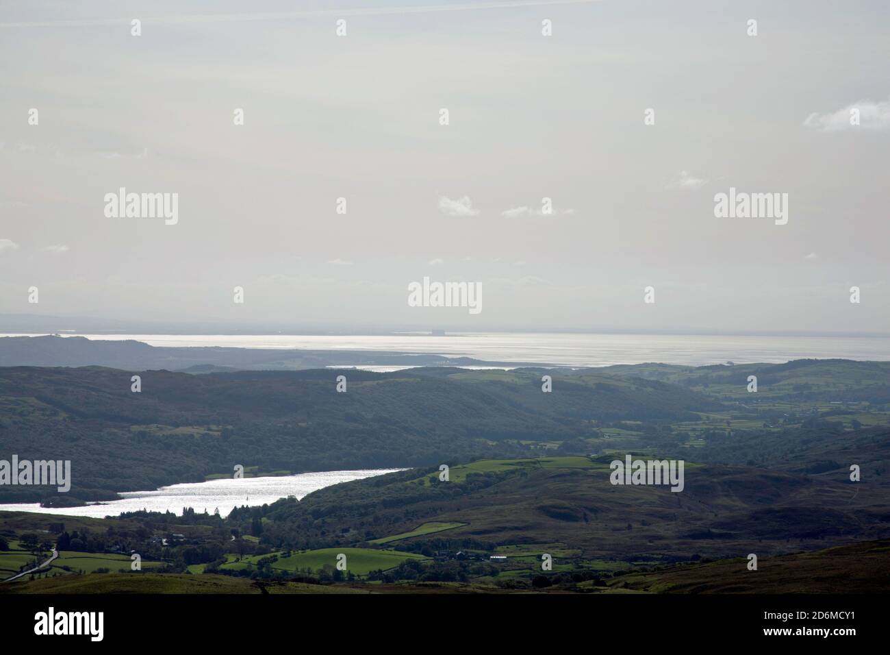 Vista dalla Walna Scar Rd ai piedi di Il vecchio uomo di Coniston sopra Torver Alto comune verso Coniston Water e Morecambe Bay Coniston Cumbria Foto Stock