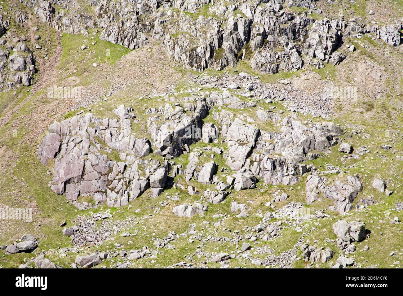 Formazione rocciosa sotto Dow Crag Coniston Lake District Cumbria England Foto Stock