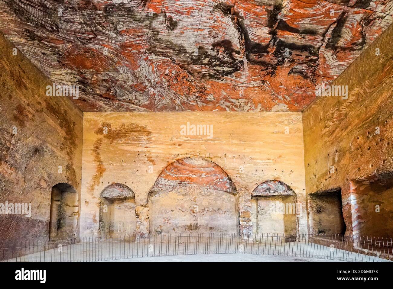 All'interno della tomba di Urn, Petra Jordan. Foto Stock