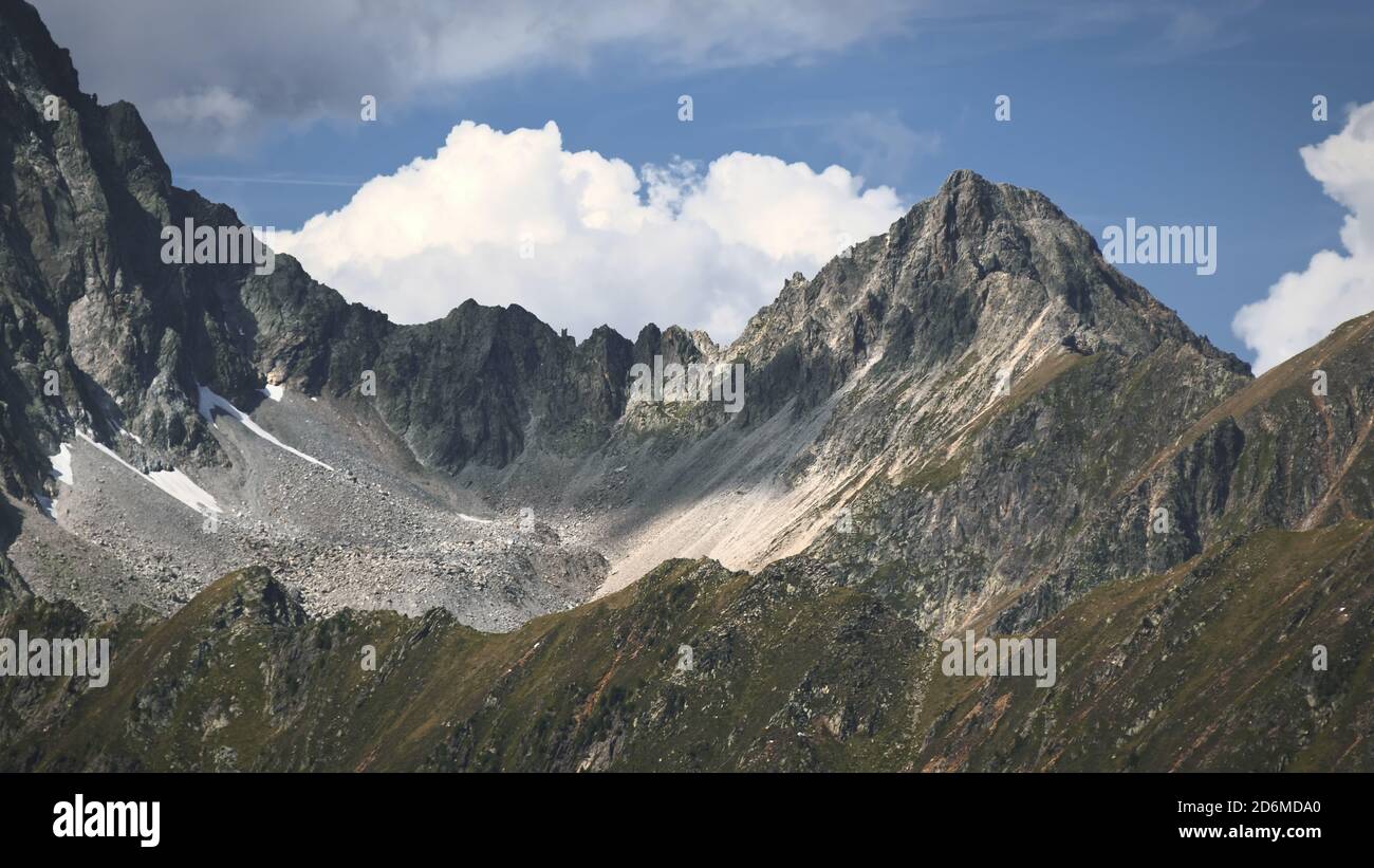 Le alte montagne delle Alpi austriache a Kuhtai durante la stagione estiva. Il sole illumina il bellissimo paesaggio. Foto Stock
