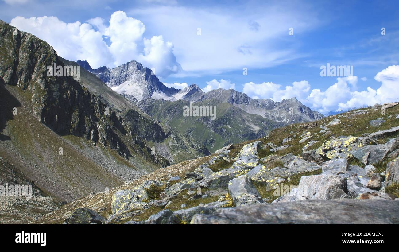 Le alte montagne delle Alpi austriache a Kuhtai durante la stagione estiva. Il sole illumina il bellissimo paesaggio. Foto Stock