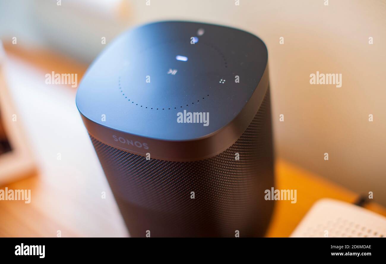 Altoparlante intelligente Sonos in una casa inglese accanto a a. router  wireless e fotografie Foto stock - Alamy