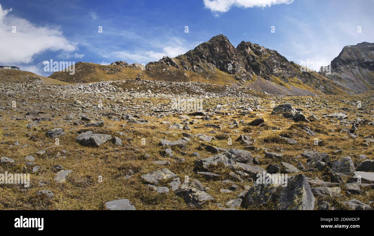 Le alte montagne delle Alpi austriache a Kuhtai durante la stagione estiva. Il sole illumina il bellissimo paesaggio. Foto Stock