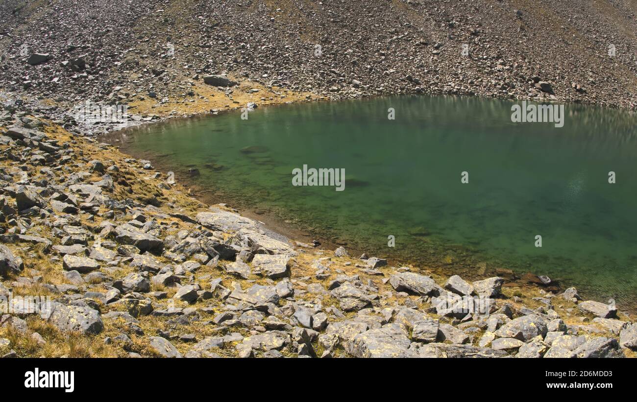 Le alte montagne delle Alpi austriache a Kuhtai durante la stagione estiva. Il sole illumina il bellissimo paesaggio. Foto Stock