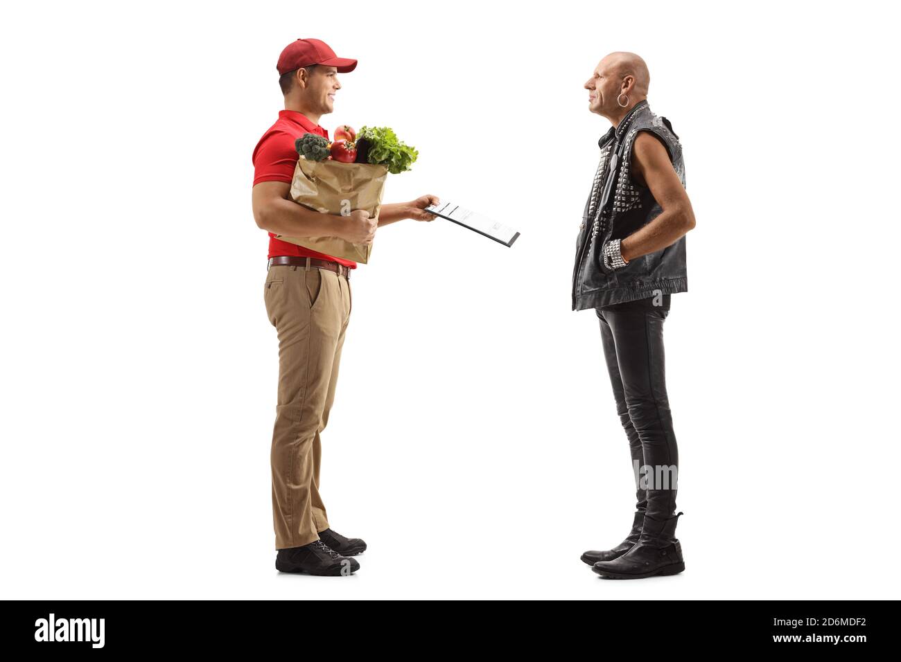 Foto di profilo a lunghezza intera di un uomo che consegna generi alimentari un sacchetto di carta ad un punk isolato su sfondo bianco Foto Stock