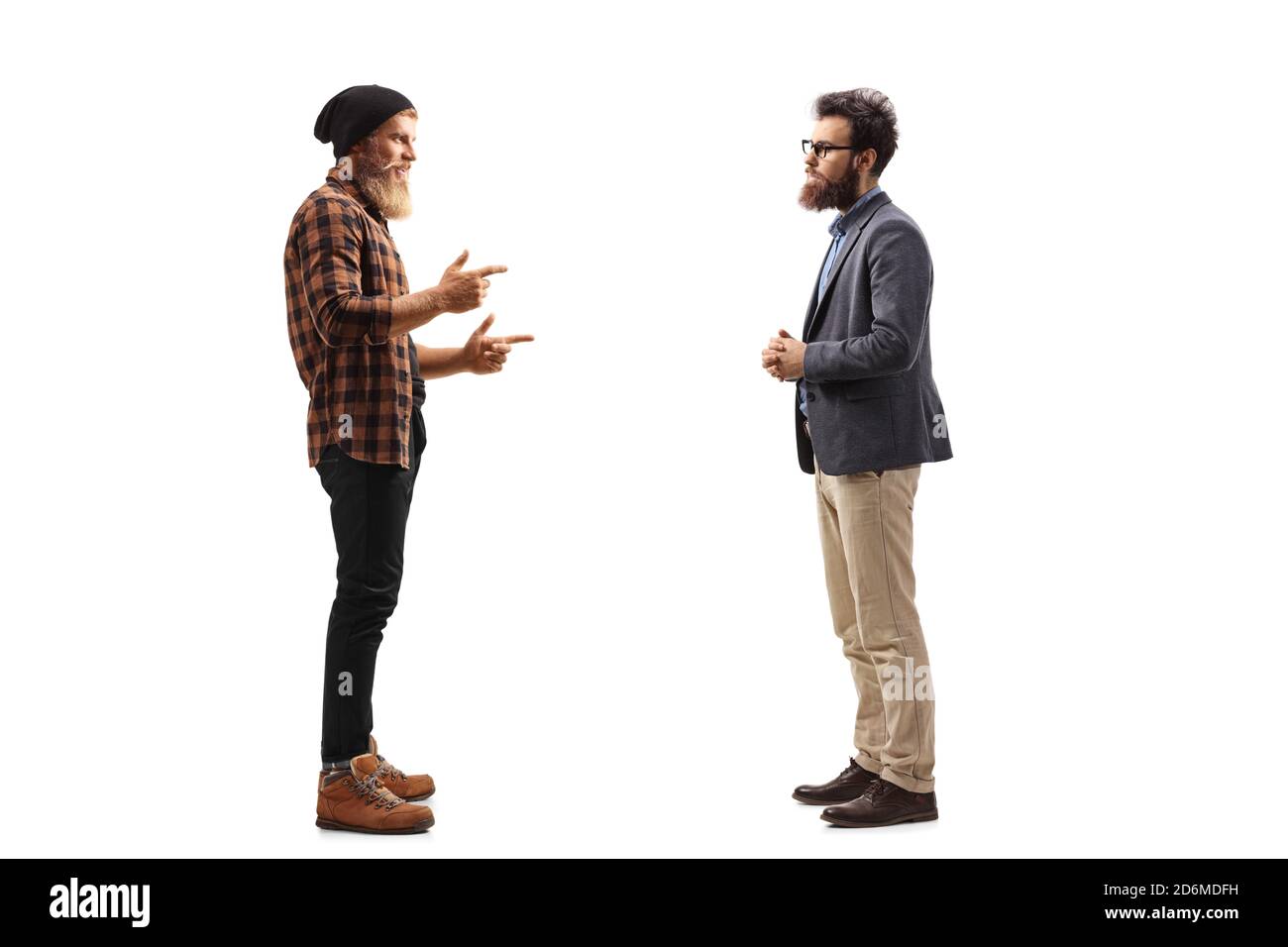Foto di profilo a lunghezza intera di due uomini bearded in piedi e. parlare isolato su sfondo bianco Foto Stock