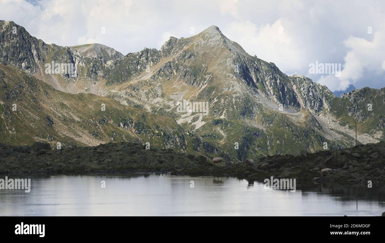 Le alte montagne delle Alpi austriache a Kuhtai durante la stagione estiva. Il sole illumina il bellissimo paesaggio. Foto Stock
