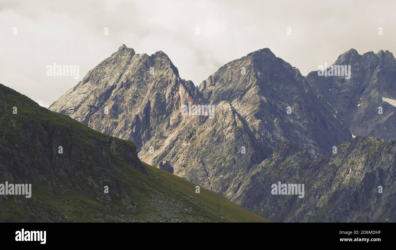 Foto aerea delle alte montagne delle Alpi austriache a Kuhtai durante la stagione estiva. Il sole illumina il bellissimo paesaggio. Foto Stock