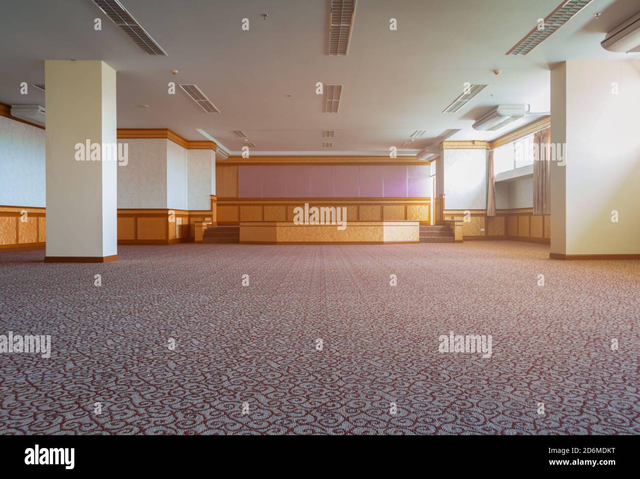 le decorazioni interne sono in fase di ristrutturazione e la sala meeting è vuota Foto Stock