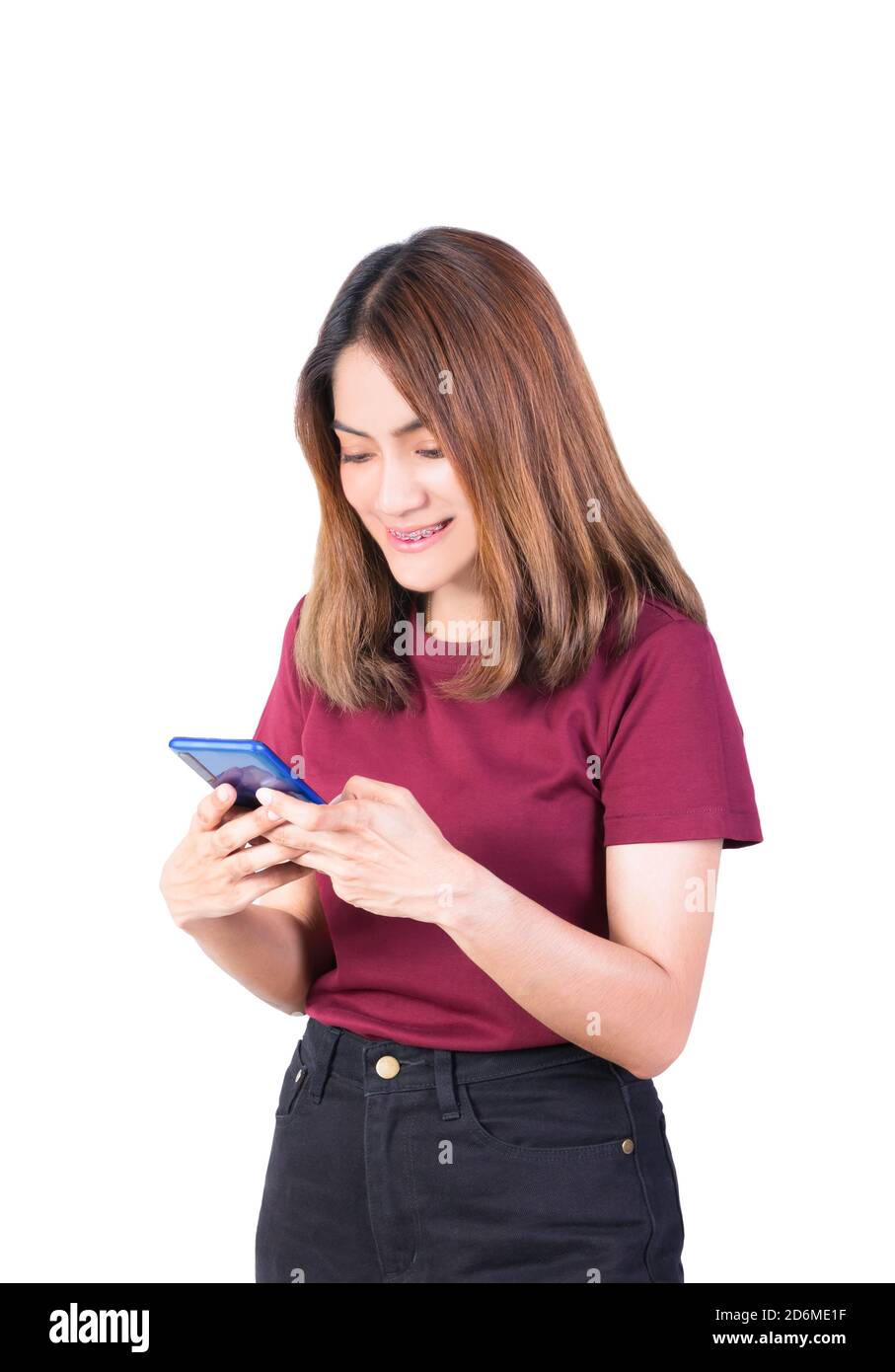 donna usa uno smartphone fotografico. primo piano su sfondo bianco Foto Stock